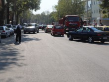 Кола мина на червено и блъсна млада пловдивчанка на "Васил Априлов"