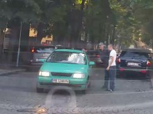 Дама със странно поведение на пътя постави пешеходци в шах