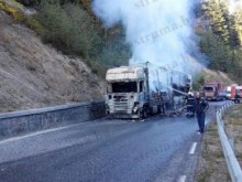 Камион с хартия се подпали в Юндола и предизвика огромно задръстване
