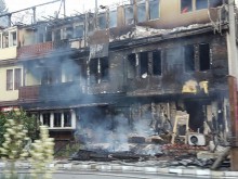 Три етажа от хотел изгоряха при голям пожар в центъра на Бачково