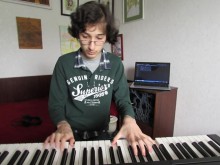 Ученик дари стипендията си за нов роял
