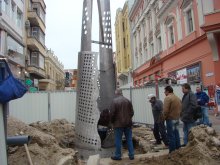 Монтират водната пластика, наземното осветление с вратичка за бъдещо изпълнение