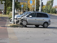 Шофьорите на мощен джип и "Опел" направиха зрелищна катастрофа в Пловдив