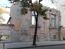 Опасна стена дебне пловдивчани