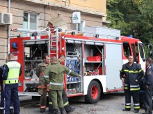 Пожар обхвана сграда срещу Гарата, 2 екипа борят огнената стихия