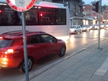 Странно застанал автобус затапи централна улица в Пловдив