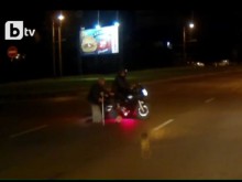 Моторист блокира движението, за да помогне на възрастна жена да пресече