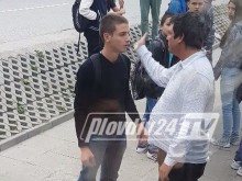 Шофьор от градския транспорт слезе от автобуса и шамароса ученик на спирка в Пловдив