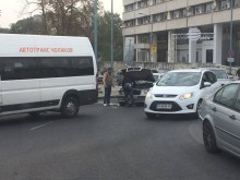 Маршрутка и "Мерцедес" катастрофираха в кръговото на Водната палата