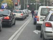 Търговци на националния флаг замениха просещите цигани на Сточна гара