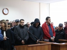 Митничарите остават в ареста