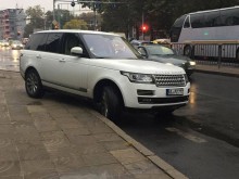 Пловдивчанин снима джип, застанал абсурдно на едно от най-оживените места