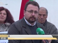Жители на пловдивско село на протест пред министерства в София