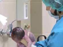 Болници дерат с 15 бона такса "раждане"