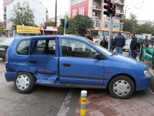 Какво става в този Пловдив? Кола се заби в заведение преди минути!