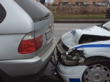 Автокрадец с джип помлял двете патрулки при гонка, преследвали го общо 4