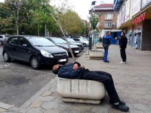 Фотодоказателство: Пиянка поникна като фикус в саксия в центъра на Бургас