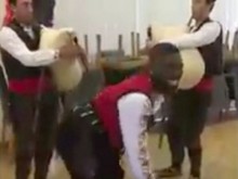 Негър в носия се изгаври с България! Обърна се към нашенки: Яжте ми куга!