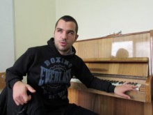 Антон Донев: В училището за слепи ми отвориха очите и за буквите, и за музиката