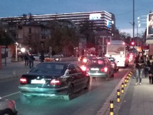 Страхотна тапа по "Гладстон", пешеходци притичват между колите