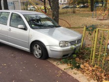 Първо в Plovdiv24.bg: Много пиян младеж от известно смолянско село е забил голфа в детската площадка срещу "Галакси"!