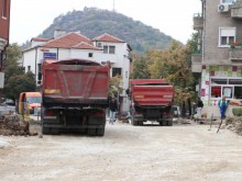 От днес асфалтират 2 улици на метри от новия мол, паркирате ли там - тежко ви!