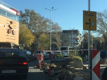 Пред новия мол: Защо разкопаха улица, асфалтирана преди месец?