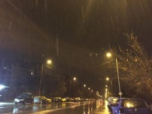 Първи сняг изненада София и Перник
