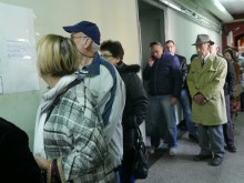 Пловдивчани се събудиха, извиха опашки за гласуване