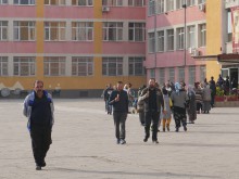 Куриози! В Столипиново пробват да гласуват със служебни пропуски и здравни книжки