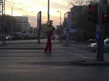 Какво прави този човек на кокили пред колите на Сточна гара?