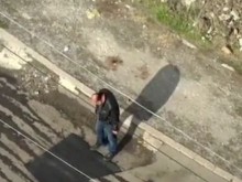 Така го правят в Бургас: Асфалтират дупки с крака