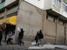 Фотодокумент: Силният вятър отнесе изолация на жилищен блок у нас