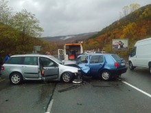 Двама ранени при челен сблъсък на пътя между Симитли и Банско
