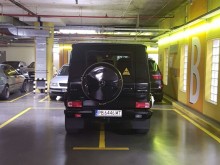 Високоинтелигентен бизнесмен с G-Class демонстрира превъзходство в пловдивски мол