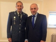 Любопитна снимка се разпространява във Фейсбук
