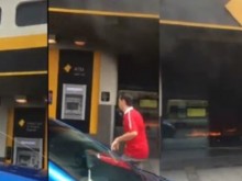 Мъж се самозапали в банка, има много пострадали
