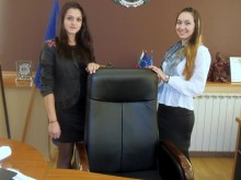 Ученичка от Математическата и студентка от ПУ взеха властта в Областна