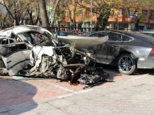 Ексклузивно: Eто какво остана от колите след адската катастрофа на "Руски", взела 2 жертви