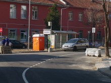 Маркираха чисто новия асфалт на "Гладстон"