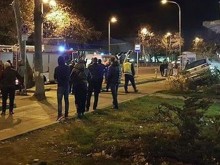 Автомобил се заби в будка