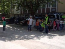 Пътни полицаи учат деца с увреден слух на безопасно поведение на пътя
