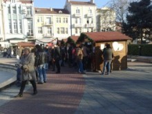 Откриват Коледния базар пред Общината