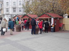 Вурстчета, музика и празнично настроение приветстваха откриването на традиционния Немски коледен базар в Пловдив