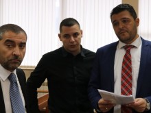 Любомир Трайков дойде с адвокатите си в съда, близки на една от жертвите се събраха отвън