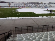 Треньори спасяват мач на Локо, хванаха греблата в снега