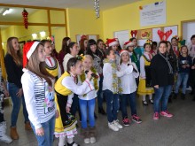 СУ "Св. Св. Кирил и Методий" запали светлините на коледната елха