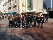 На Главната раздаваха червени лентички
