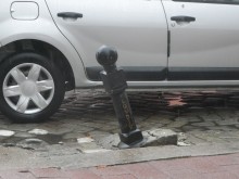 Като след земетръс: Нова порция антипаркинг колчета пред изтръгване
