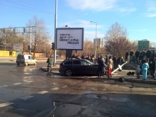 БМВ се вряза в стълб в Пловдив, десетки роми са на мястото